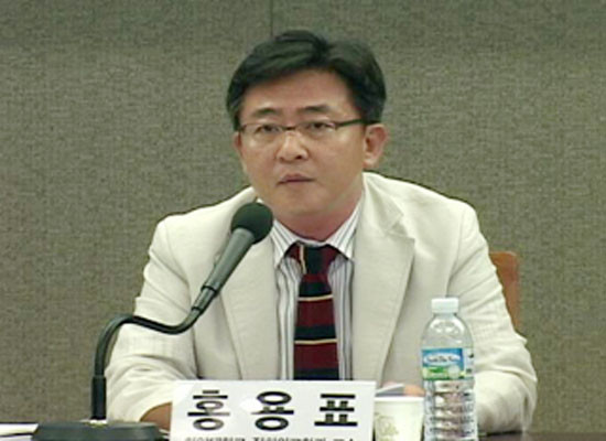 ▲ 2010년 한 토론회에 나온 홍용표 당시 한양대 정외과 교수. 그는 이 자리에서 "사회적 갈등을 없애려면 만연한 전쟁 위기 분위기를 없애야 한다"고 주장했다. ⓒ당시 MBC 보도화면 캡쳐