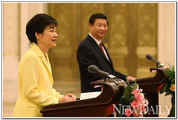 ▲ 2014년 7월 한중 정상회담 당시 박근혜 대통령을 쳐다보는 시진핑 중국 공산당 주석. 이런 '공식적 모습'은 안보 현실과는 다르다. ⓒ뉴데일리 DB