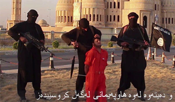 ▲ 이라크 정부, 중동 전문매체들에 따르면 테러조직 ISIS는 조직적이고 광범위하게 장기적출 및 매매를 저지르는 것으로 보인다. 사진은 쿠르드 민병대 포로를 참수하려는 ISIS 조직원들. ⓒISIS 선전영상 화면 캡쳐