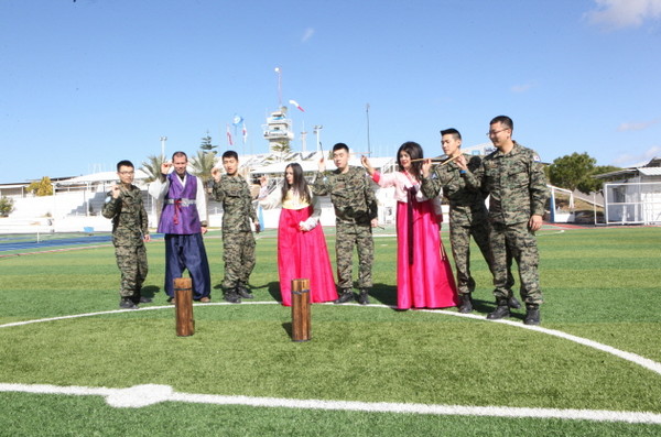 ▲ 동명부대 장병들과 레바논 현지인들이 설을 맞아 투호를 함께 즐기고 있다.ⓒ합참