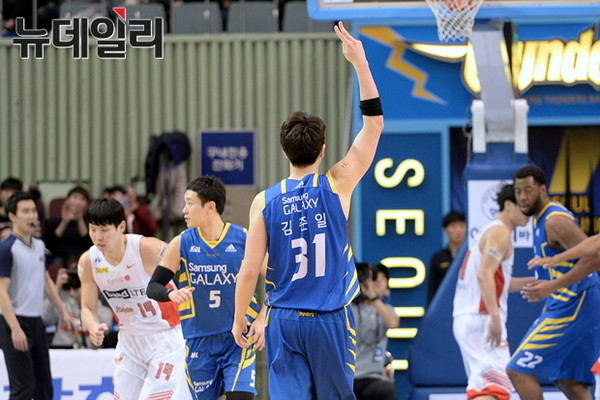 ▲ 서울 삼성 썬더스의 김준일 선수.ⓒ프로농구연맹