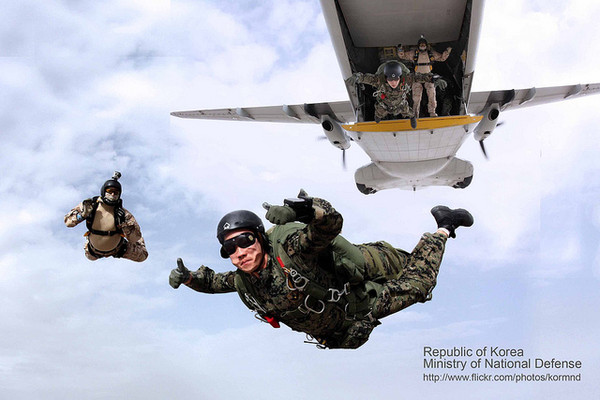 ▲ 강하하는 특전사요원.ⓒ국방부 플리커