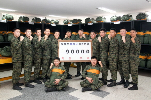 ▲ 7공수특전여단 장비정비중대 대원들이 낙하산 무사고 9만 개 지원을 달성하고  기념촬영을 하고 있다ⓒ육군 7공수특전여단