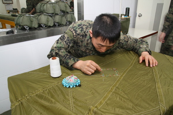 ▲ 낙하산 카나피를 정비하고 있는 공준오 상사.ⓒ육군 7공수특전여단