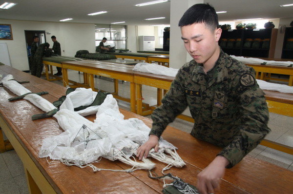 ▲ 예비 낙하산을 포장하고 있는 김준태 상병.ⓒ육군 7공수특전여단