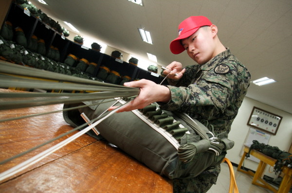 ▲ 낙하산 포장단계에서 낙하산 줄꿰기를 하고 있는 서재환 상병.ⓒ육군 7공수특전여단