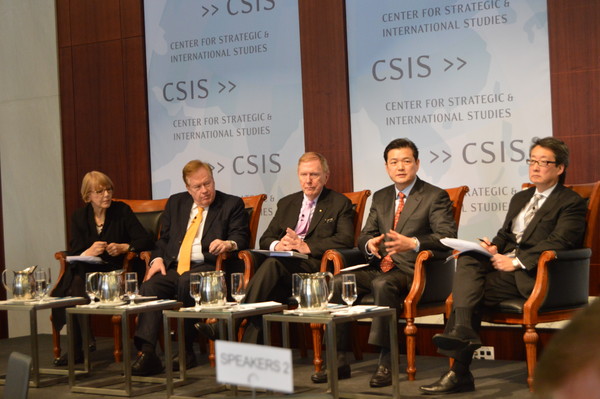 ▲ 토론회에 참석한 소냐 비세르코 전 유엔 북한인권 조사위원, 로버트 킹 미 북한인권 특사, 마이클 커비 전 조사위원장, 이정훈 한국 인권 대사, 빅터 차 전략국제문제연구소 한국석좌(왼쪽부터).