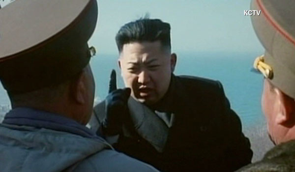 ▲ "글쎄, 어찌됐든 남조선하고 미국에서 내 이야기 안 나오도록 하란 말이야!" 엄한 부하들에게 짜증을 내는 김정은. ⓒ北선전매체 보도화면 캡쳐