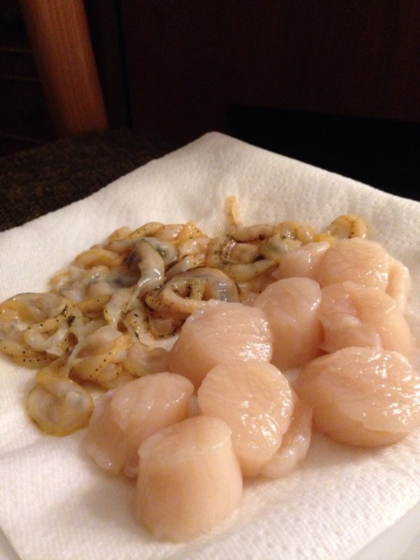 ▲ 손질해 놓은 가리비. 위에 보이는 것이 망또다. ⓒ 이동송