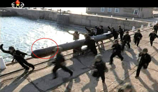 ▲ 어뢰를 사람이 직접 밀어 나르는 북한 해군의 모습. ⓒ北선전매체 보도화면 캡쳐