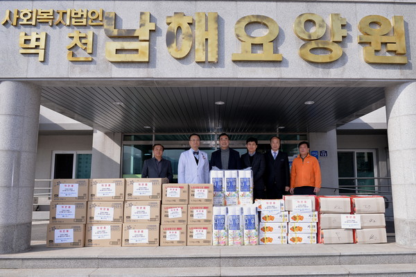 ▲ 박 군수가 요양원을 찾고 위문품을 전달하고 있다