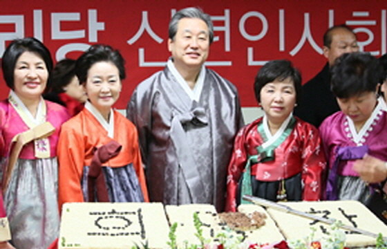 ▲ 새누리당 권은희 대변인은 20일 북한인권법의 조속한 제정을 강조했다. 사진은 2015 단배식에서 새누리당 김무성 대표최고위원(사진 가운데)과 함께 한복을 입고 있는 권은희 대변인(사진에서 볼 때 김무성 대표 왼편). ⓒ권은희 의원실 제공