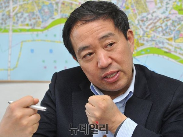 ▲ 인터뷰 하는 강승규 새누리당 마포 갑 당협위원장 ⓒ 뉴데일리 이종현 사진기자