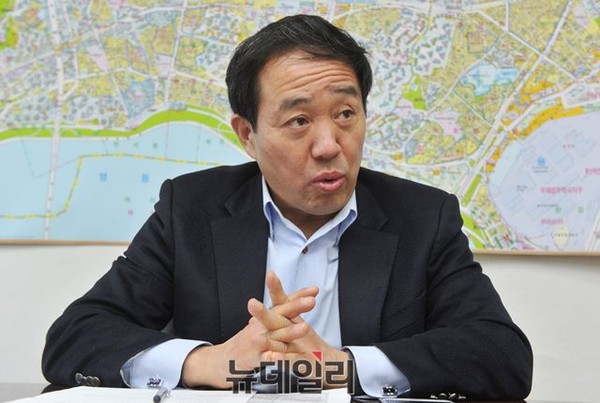 ▲ 인터뷰 하는 강승규 새누리당 마포 갑 당협위원장 ⓒ 뉴데일리 이종현 사진기자