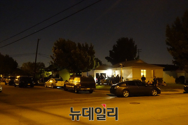 ▲ 가택 수색중인 LAPD  ⓒ뉴데일리 태상호 전문기자