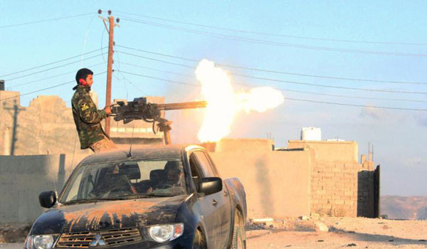 ▲ 파주르 리비아(리비아의 새벽)이라는 무장단체 조직원이 총격전을 벌이는 모습. 리비아 무장단체 중에는 ISIS를 지지하는 세력도 있다. ⓒ알 아크바르 보도화면 캡쳐