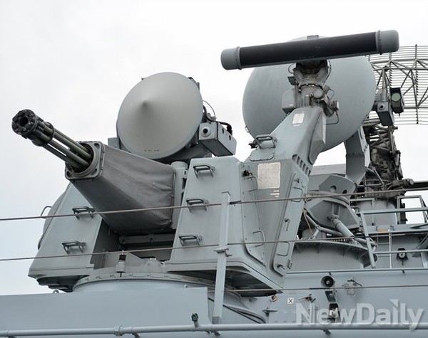 ▲ 해군 함정에 장착된 근접방어체계 골키퍼.ⓒ정상윤 뉴데일리 사진기자