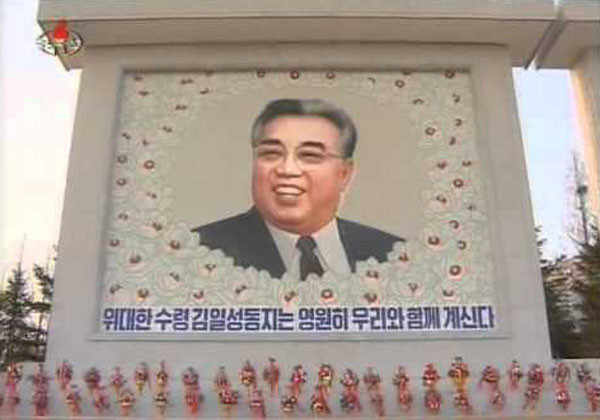 ▲ 김일성 우상화 벽화. 북한에는 이런 김씨 일가 우상화 작품들이 곳곳에 서 있다. ⓒ北선전매체 화면캡쳐