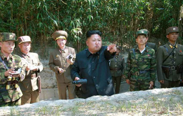 ▲ "저기, 저 자가 울 할아버지 그림 망가뜨린 거 아냐?" 김정은 집단은 김씨 일가 우상화 선전물이 훼손된 것을 한국 정부와 연계된 세력의 소행이라고 억지를 부리고 있다. ⓒ北선전매체 화면캡쳐