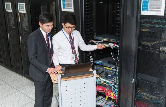 ▲ 광주은행 임직원들이 20일 설 연휴에도 출근해 전산센터 이전 작업을 마무리하고 시스템 적상 작동여부를 확인하고 있다.ⓒ 광주은행