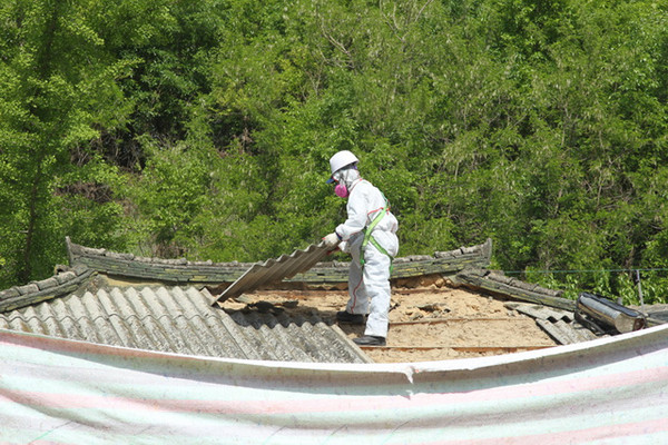 ▲ 경북 예천군이 쾌적한 생활환경 조성을 위해 석면함유 슬레이트 제거작업을 실시한다. ⓒ예천군 제공