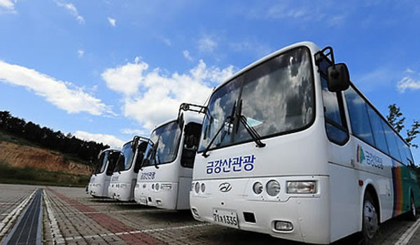 ▲ 금강산 관광을 위한 버스들. 2008년 북한 인민군이 관광객 박왕자 씨를 총격, 살해한 뒤 금강산 관광은 중단된 상태다. ⓒMBC 관련 보도화면 캡쳐