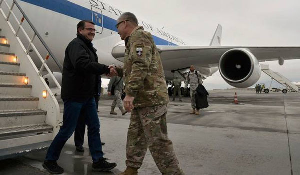 아프가니스탄에 도착한 애쉬턴 카터 美국방장관이 존 캠벨 ISAF 사령관 겸 아프칸 주둔 미군사령관과 악수를 나누고 있다. ⓒ美성조지 보도화면 캡쳐