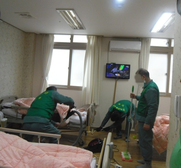 ▲ 진주교도소 모범 수용자들이 실버타운을 찾고 봉사활동을 하고 있다