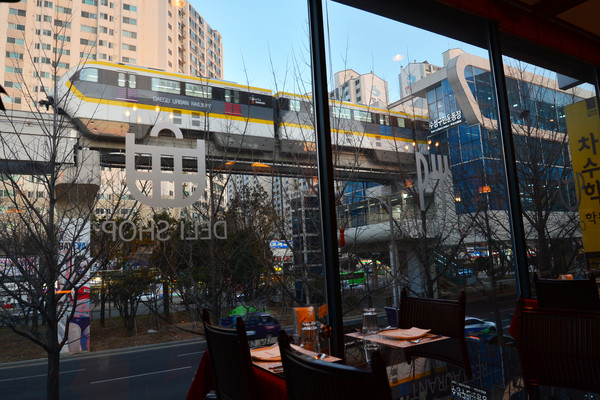 ▲ 대구 도시철도 3호선 부근 상권이 꿈틀대고 있다. 사진은 수성구민운동장 역 인근 레스토랑에서 바라본 3호선 모습.ⓒ대구시 제공