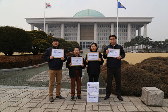 ▲ 스카이라이프 유통망 대표들은 지난 10일 국회에  합산규제를 반대하는 탄원서를 제출했다.ⓒKT스카이라이프