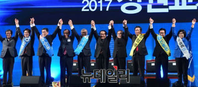 ▲ 시정치민주연합의 새 대표 문재인과 강경파 최고위원들.