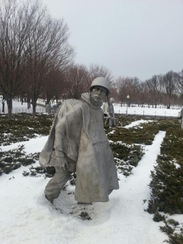 ▲ 워싱턴 한복판에 있는(링컨 기념관 바로 곁이다) 한국전 기념물을 지난 週 눈이 많이 내린 다음 날 찾았다.