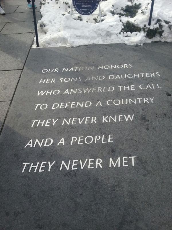 ▲ 바닥 銘文은 名文인데, 용산 전쟁 기념관 복도 벽에도 있다.