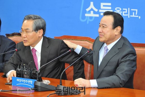 ▲ 새정치민주연합 우윤근 원내대표가 24일 국회를 예방한 이완구 국무총리를 만난 자리에서 모두발언을 하던 중 눈물을 보이며 말을 잇지 못하자, 옆자리의 이완구 국무총리가 한 팔을 어깨에 올려 등을 다독이고 있다. ⓒ뉴데일리 이종현 기자