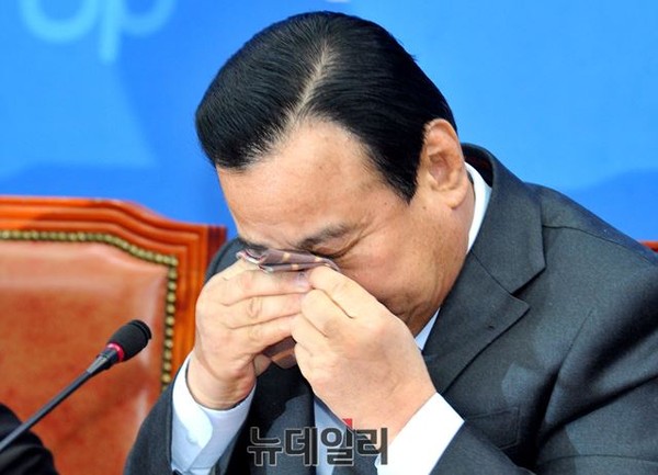 ▲ 이완구 국무총리가 24일 국회를 예방한 자리에서 자신을 맞이한 새정치민주연합 우윤근 원내대표가 눈물을 보이자, 가슴이 뭉클해진듯 눈시울을 붉히며 손수건을 꺼내 눈가를 훔치고 있다. ⓒ뉴데일리 이종현 기자