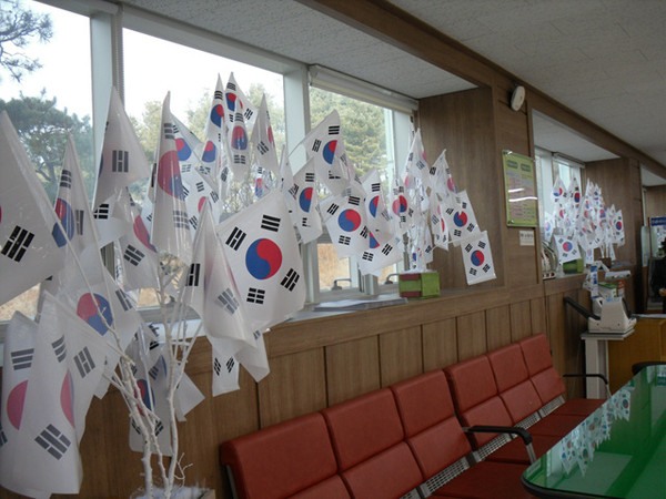 ▲ 영주시가 3.1절을 맞아 나라사랑 태극기 달기운동에 나선다. 사진은 영주시청 민원실에 설치된 화분꽂이형 태극기 설치 모습.ⓒ영주시 제공