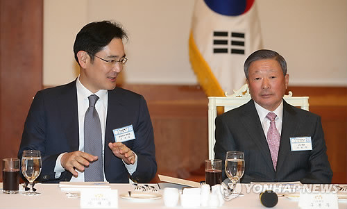 ▲ 24일 청와대에서 열린 '문화체육 활성화를 위한 기업인 오찬'에서 구본무 LG 회장과 이재용 삼성전자 부회장이 이야기를 나누고 있다. ⓒ연합뉴스 사진 DB