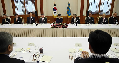 박근혜 대통령이 24일 청와대에서 열린 '문화체육 활성화를 위한 기업인 오찬'에서 사회자의 안내말을 듣고 있다. ⓒ연합뉴스 사진 DB