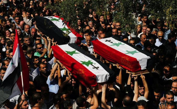 ▲ 시리아 북부에는 정교회를 믿는 소수민족 아시리아 인들이 살고 있다. 사진은 ISIS에게 살해된 사람들의 장례식을 하는 아시리아 인들. ⓒ알 아크바르 보도화면 캡쳐