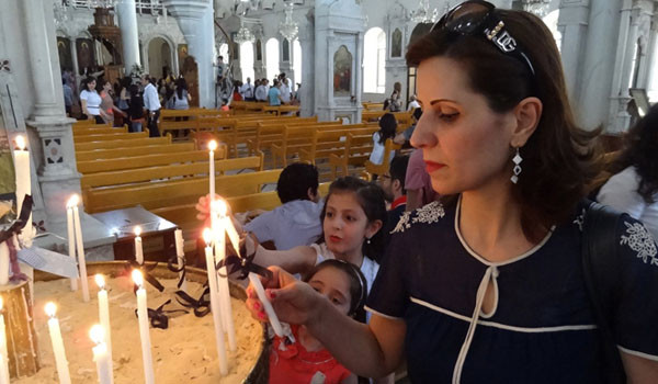 ▲ 교회에서 예배 후 촛불을 켜는 시리아 정교회 신도. 시리아의 기독교 인구 비율은 13.5%에 달한다. ⓒ러시아투데이 보도화면 캡쳐