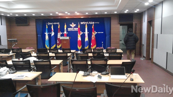 ▲ 국방부 브리핑실 모습. 소령계급의 공보과 직원은 일일이 마이크가 작동하는지 확인하고 다니며 꼼꼼하게 브리핑을 준비했다. ⓒ뉴데일리 임재섭 기자