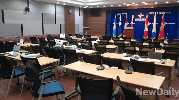 ▲ 왼쪽으로 보이는 의자에 국방부 산하의 관계자들이 브리핑 때 기자들의 질문에 답하기 위해 앉는다. 하지만 그 외에도 수많은 사람들이 뒤에 서서 브리핑 내용을 받아적고 답변할 내용을 준비한다. ⓒ뉴데일리 임재섭 기자