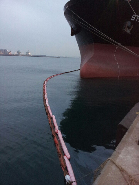 ▲ 포항신항 부두 인근 해상에 정박 중인 화물선에서 기름이 유출되는 사고가 발생했다. 사진은 화물선에서 기름이 바다로 흘러들어간 모습이다.ⓒ포항해양경비안전서 제공