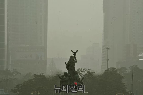 ▲ 지난 22일 서울 시내의 공기. 이런 공기오염을 일으킨 중국 공산당에게 왜 우리 돈을 줘야 할까. ⓒ뉴데일리 정상윤 기자