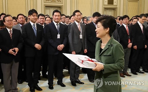 ▲ 박근혜 대통령이 취임 2주년을 맞은 25일 오전 청와대 영빈관에서 열린 청와대 직원조회에 참석, 직원들이 쓴 롤링페이퍼 선물을 받은 뒤 행사장을 나서고 있다. ⓒ연합뉴스 사진 DB