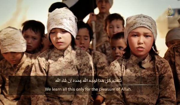 테러조직 ISIS가 최근 공개한 소년병 훈련 영상. 카자흐스탄 출신 어린이들이다. ⓒISIS 선전영상 캡쳐