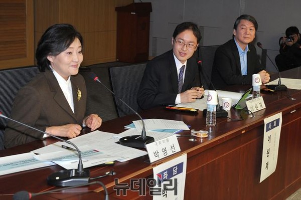 ▲ 새정치민주연합 안철수 의원(사진 오른쪽)과 박영선 의원(사진 왼쪽)이 25일 오전 의원회관 제2세미나실에서 [공정한 시장경쟁] 좌담회를 열고 현 정부의 경제 정책에 맹공을 가했다. ⓒ뉴데일리 이종현 기자