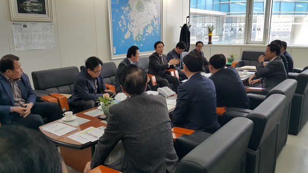 ▲ 경북도의회 건설소방위 소속 의원들이 24~25일 전남 광양 등에서 상임위 연찬회를 갖고 신뢰받는 의정활동을 위한 방안 등에 대해 논의의 시간을 가졌다.ⓒ경북도의회 제공