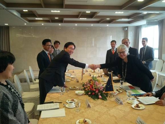 ▲ 25일 서울 프레지던트호텔에서 열린 한-EU 고위급 양자회의에서 김영석 해양수산부 차관과 로리 에번스 EU 해양수산총국장이 악수하고 있다.ⓒ해양수산부