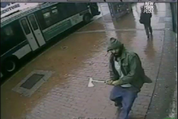 ▲ 2014년 10월 25일(현지시간) 뉴욕에서 경찰 2명을 도끼로 살해하려 한 무슬림의 사진. 그는 경찰 2명에게 중상을 입힌 뒤 현장에서 사살됐다. ⓒ美뉴욕포스트가 입수한 CCTV 영상 캡쳐